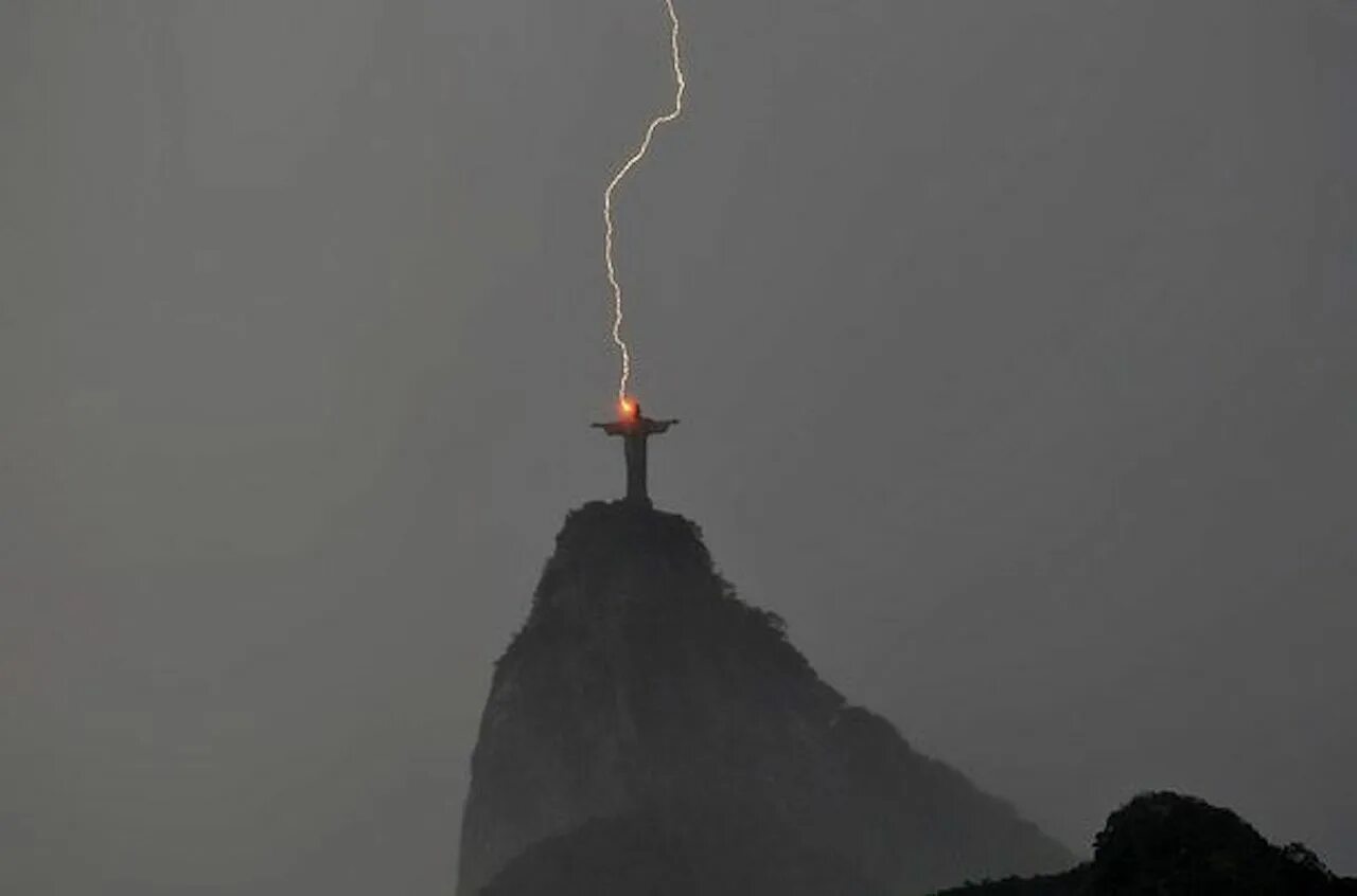 Молния попала в статую свободы. Статуя Христа-Искупителя удар молнии. Статуя Христа-Искупителя Бразилия молния. Молния ударила в статую Христа Рио де Жанейро. Христос гора Корковадо молния.