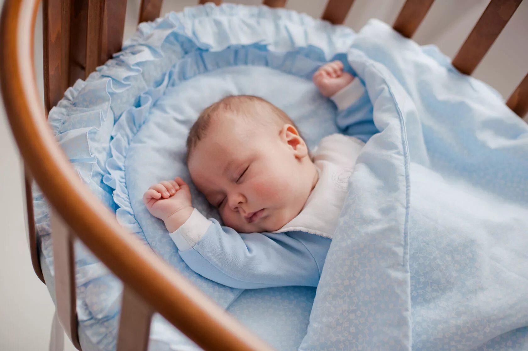 Кроватка для новорожденного. Младенец в кроватке. Новорожденный ребенок в кроватке. Колыбель для детей.