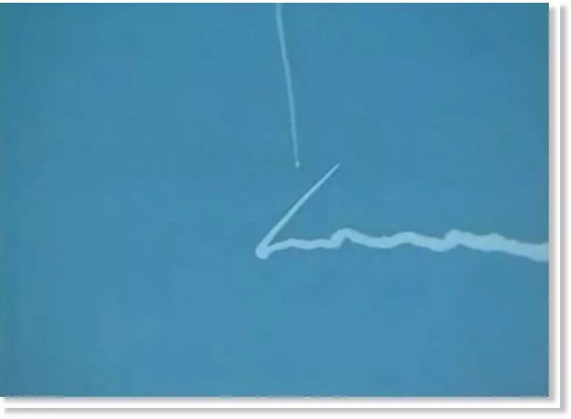ракета оставляющая зигзагообразный след. инверсионный след от ракеты. ракета в небе. ракета оставляющая зигзагообразный след. полосы от самолета на небе.