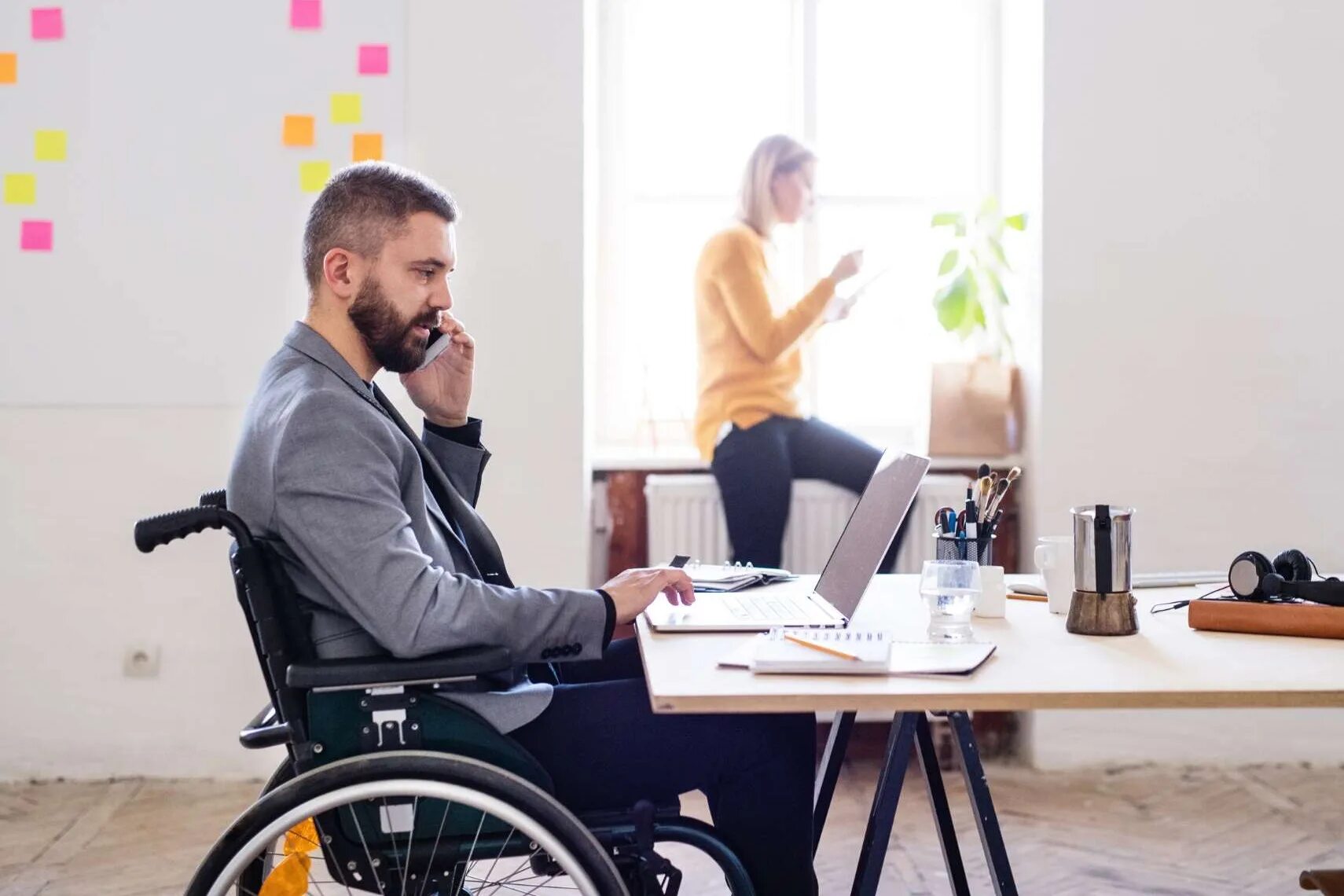 Инвалидов можно привлекать. Предприниматели с инвалидностью. Инвалиды бизнес. Инвалиды на коляске в офисе. Социальное предпринимательство для инвалидов.