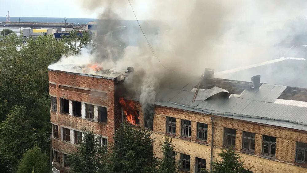 Что горит в коврове сейчас. Пожар в коврове на социалистической 10. пожар ковров ул социалистическая. пожар. пятый дом ковров.