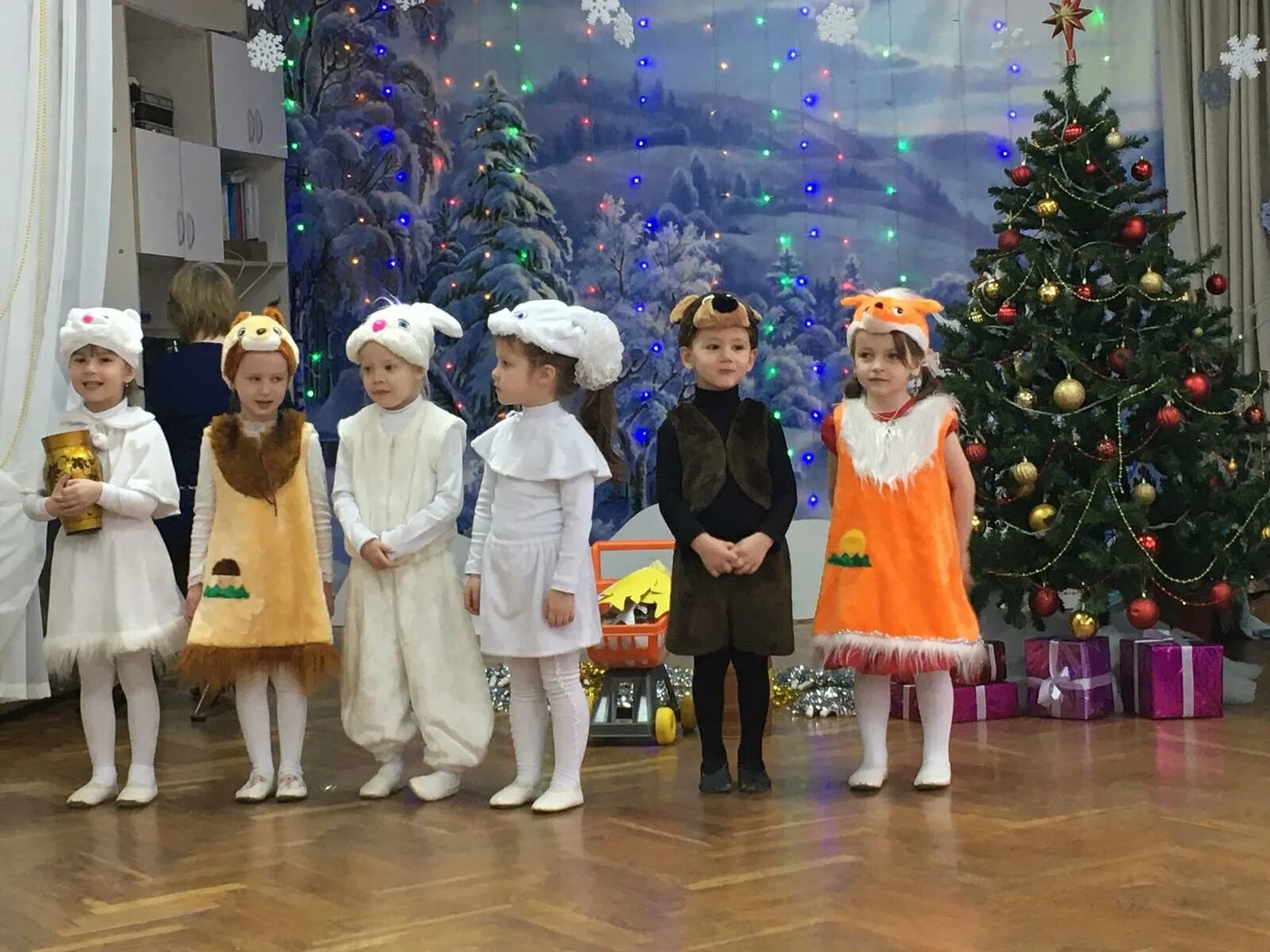 Елочки пенечки. Елка на пенечке. Музыкальная игра елочки пенечки на новый год. Ёлочки пенёчки музыкальная. Игра для детей ёлочки пенёчки.