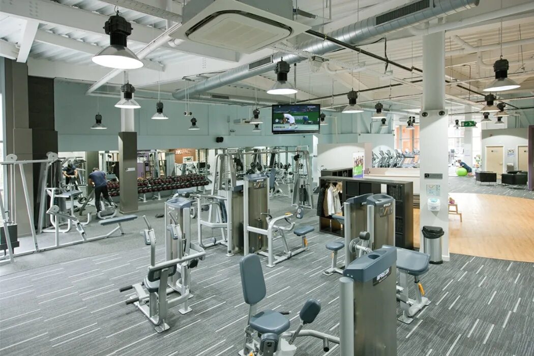 Лефортово теннисные корты. Освещение спортивного зала в школе. Освещение фитнес зала. Домашний спортзал. Светильники для тренажерного зала.