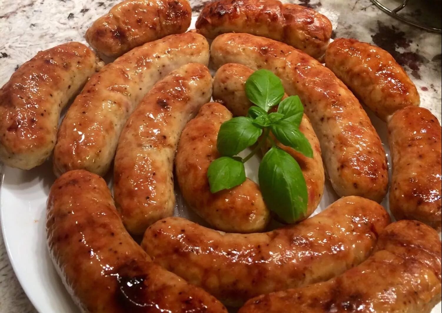 Колбаска из свинины в кишках рецепт. Грузинская кухня купаты. Колбаски домашние. Домашняя колбаса. Домашние колбаски из курицы.