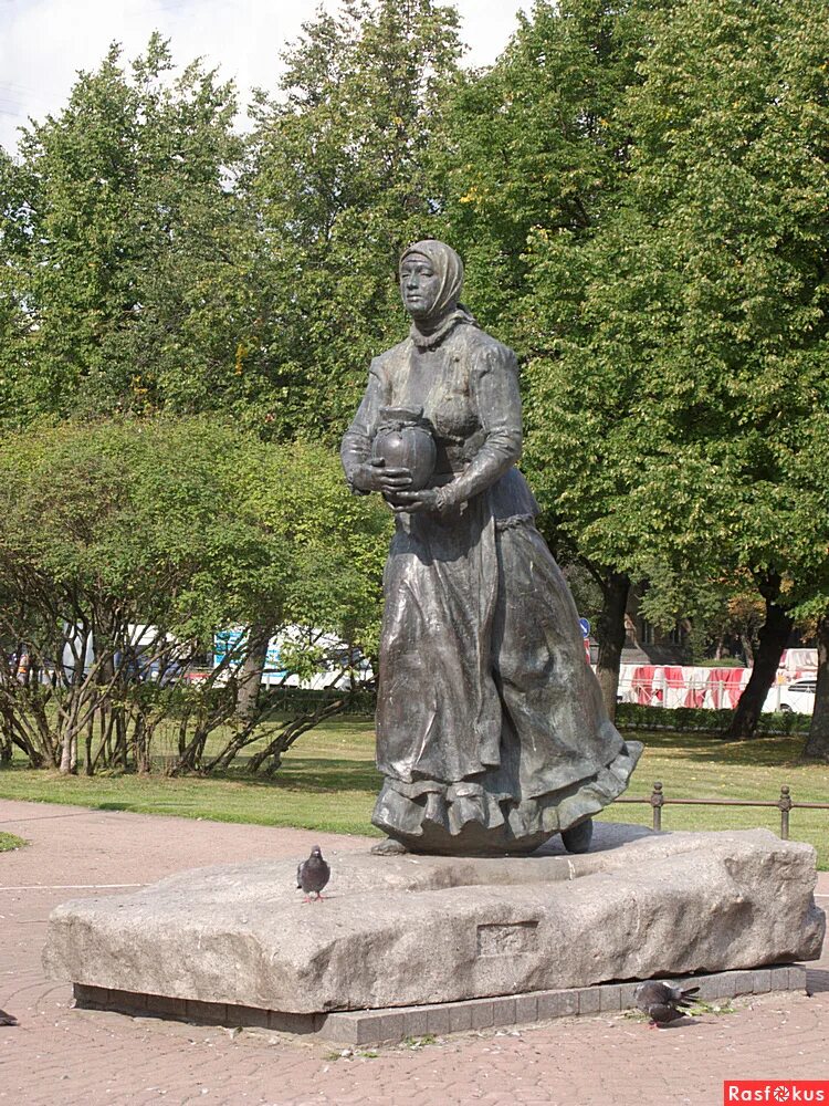 Памятник охтинке в красногвардейском районе. С кувшином охтенка спешит. Охтенка памятник в петербурге. Охтинская молочница памятник. С кувшином охтенка спешит под ней снег утренний хрустит.