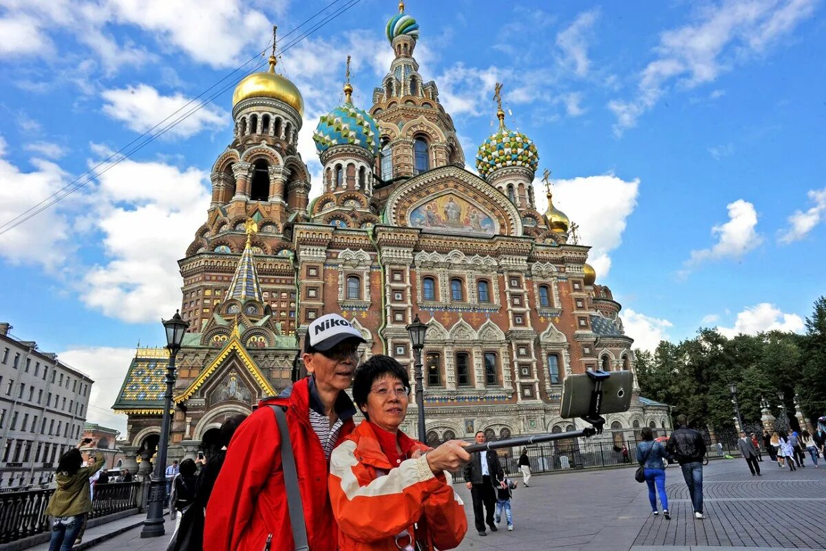 Cultural tourism. Историко-культурный туризм. Туристы в Санкт-Петербурге. Туристы в России. Культурно-познавательный туризм.