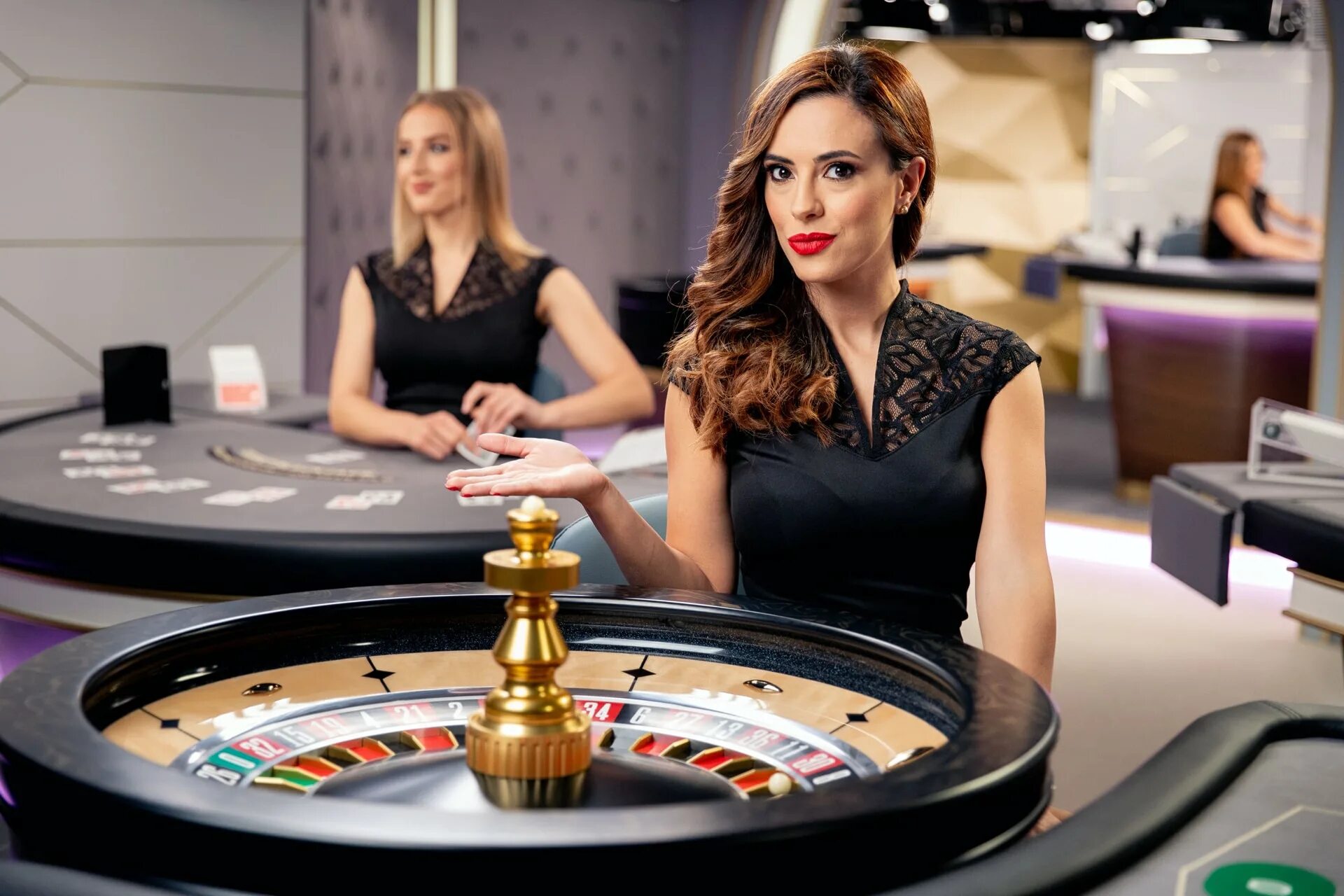 Https game casino ru. Live Roulette казино. Девушки в казино. Красивая девушка казино.