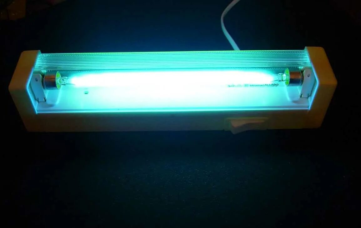 Облучатель обб. Под кварцевой лампой. Кварцевая лампа изумруд. Уф бактерицидная лампа auvc005. Лампа в садик убивавшие микробов.