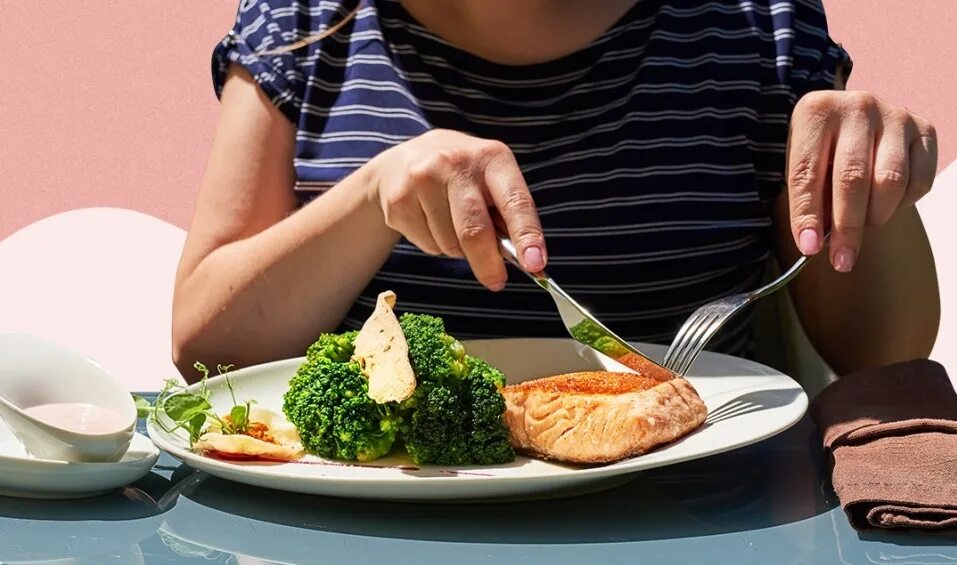 Пара готовит на кухне. Tomorrow i cook dinner. Девушка готовит. Разогрей ужин она. Женщина на кухне.