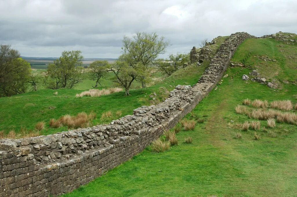 Hadrians wall is. Hadrian's wall. Шотландия wall hadrian. Адрианов вал реконструкция. Адрианов вал в британии.