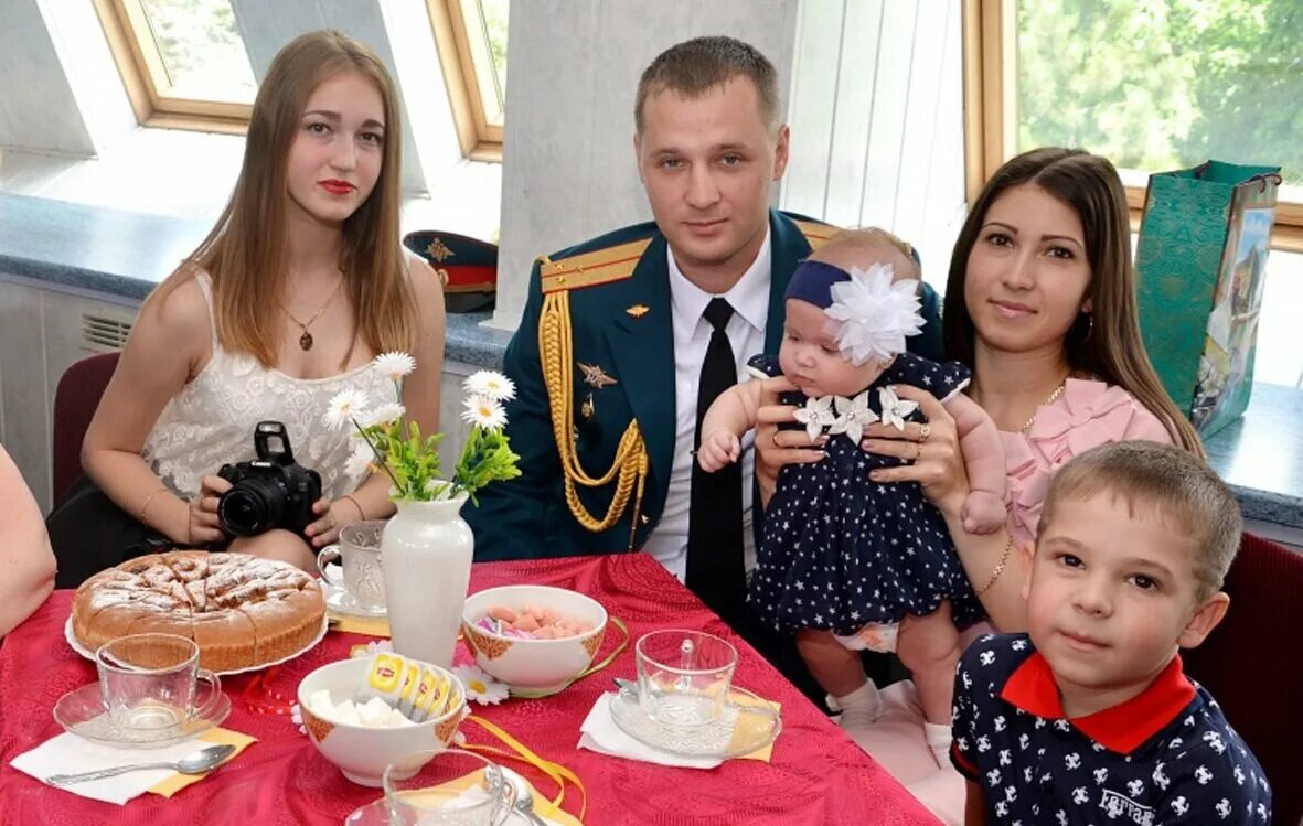 Отец офицер. Семья военного. семья офицера. семья военнослужащего. военный с семьей россия.