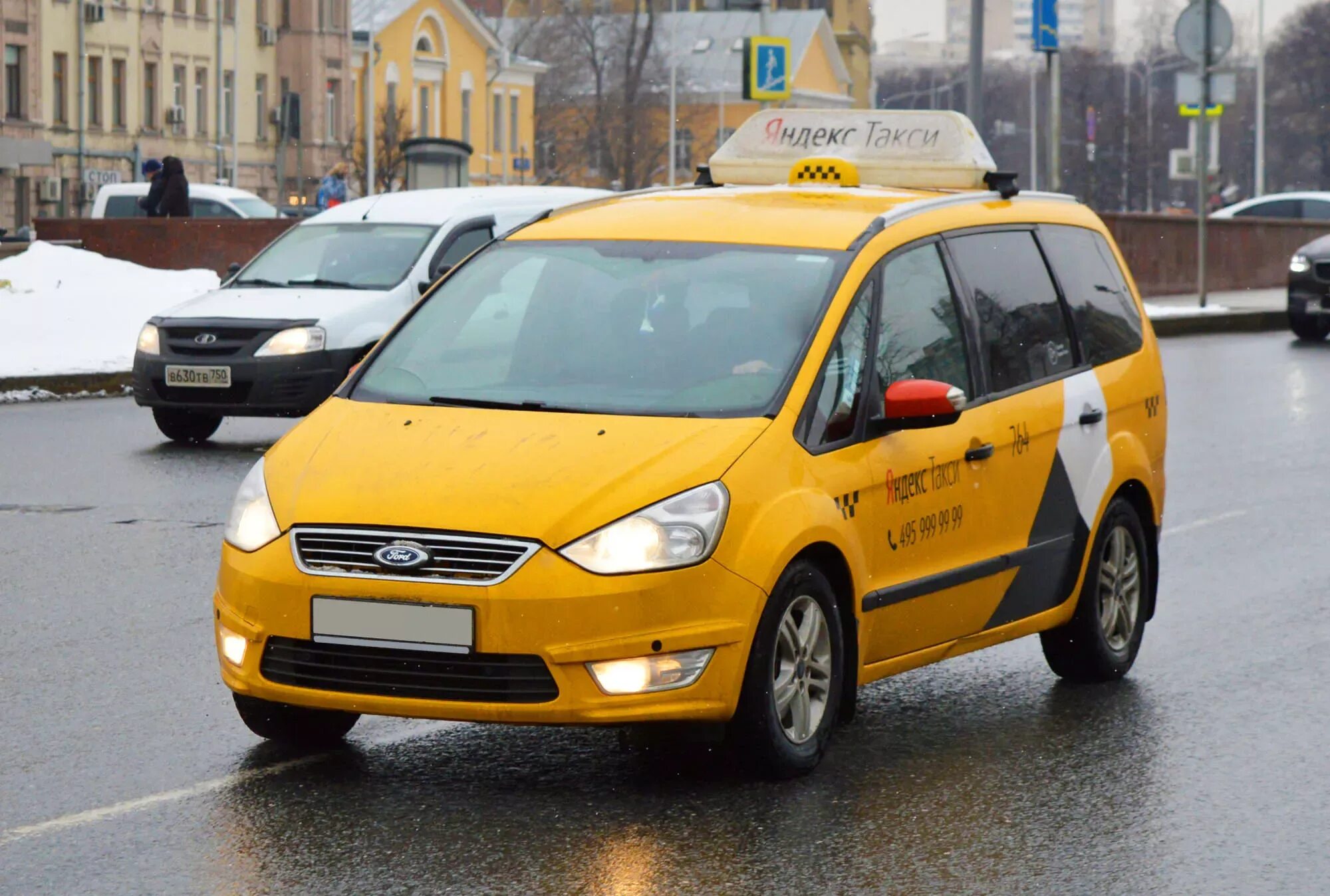 Поддержка такси в москве. Ford Galaxy Taxi. Желтый Форд галакси. Форд галакси 2015 такси. Минивэн Форд галакси такси.