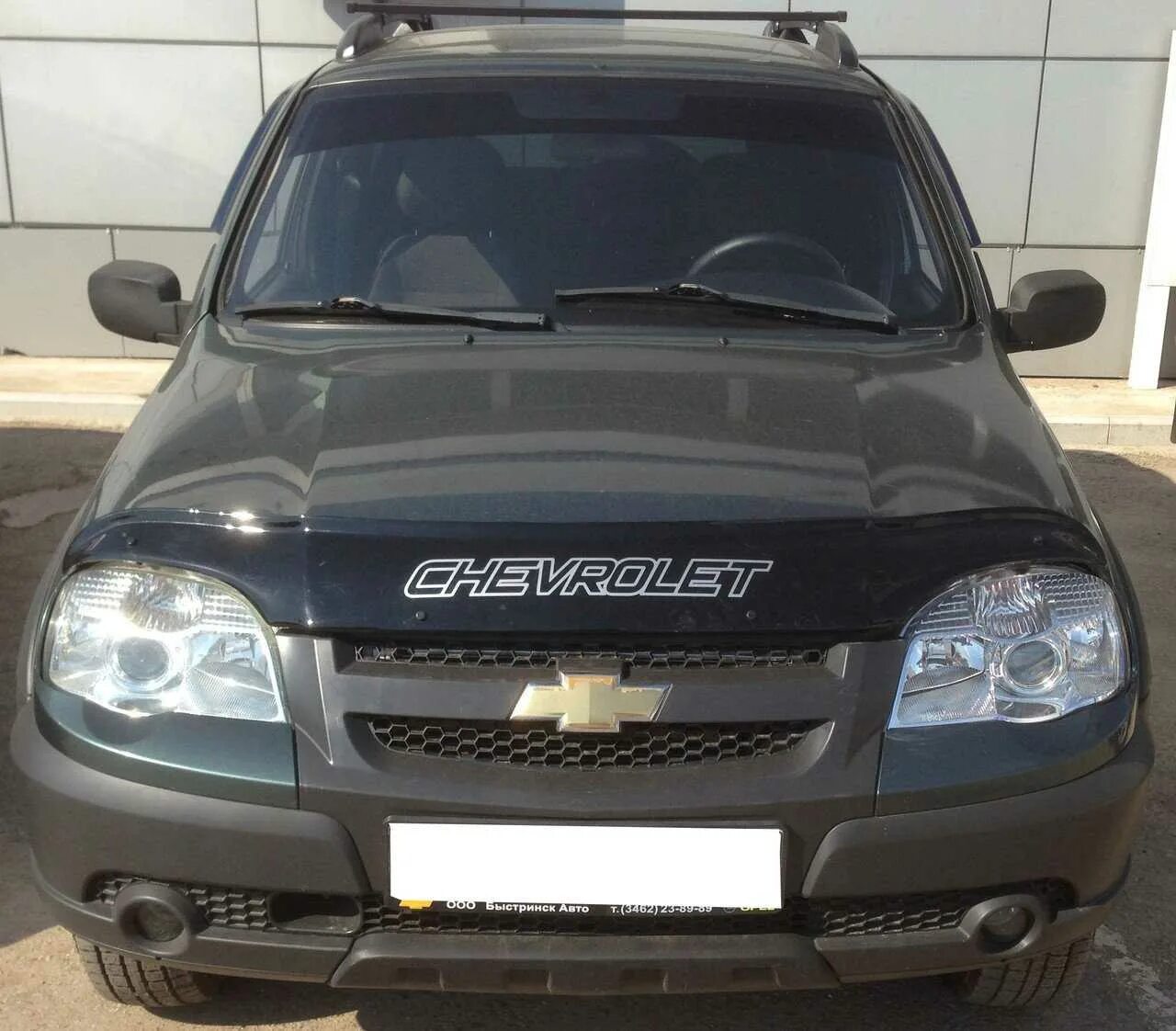 Мухобойка на капот нива. Дефлектор капота Chevrolet Niva (2002-2009; 2009-). Chevrolet Niva 2006 дефлектор капота. Мухобойка на капот Нива Шевроле. Дефлектор капота Нива Шевроле 2004.