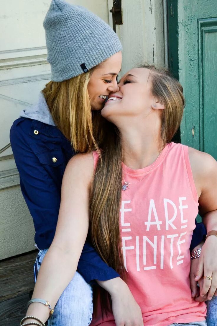 Поцелуй девушек. Девушка поцеловала девушку. Поцелуй подруг. Девушки целуются. Lesbian 13