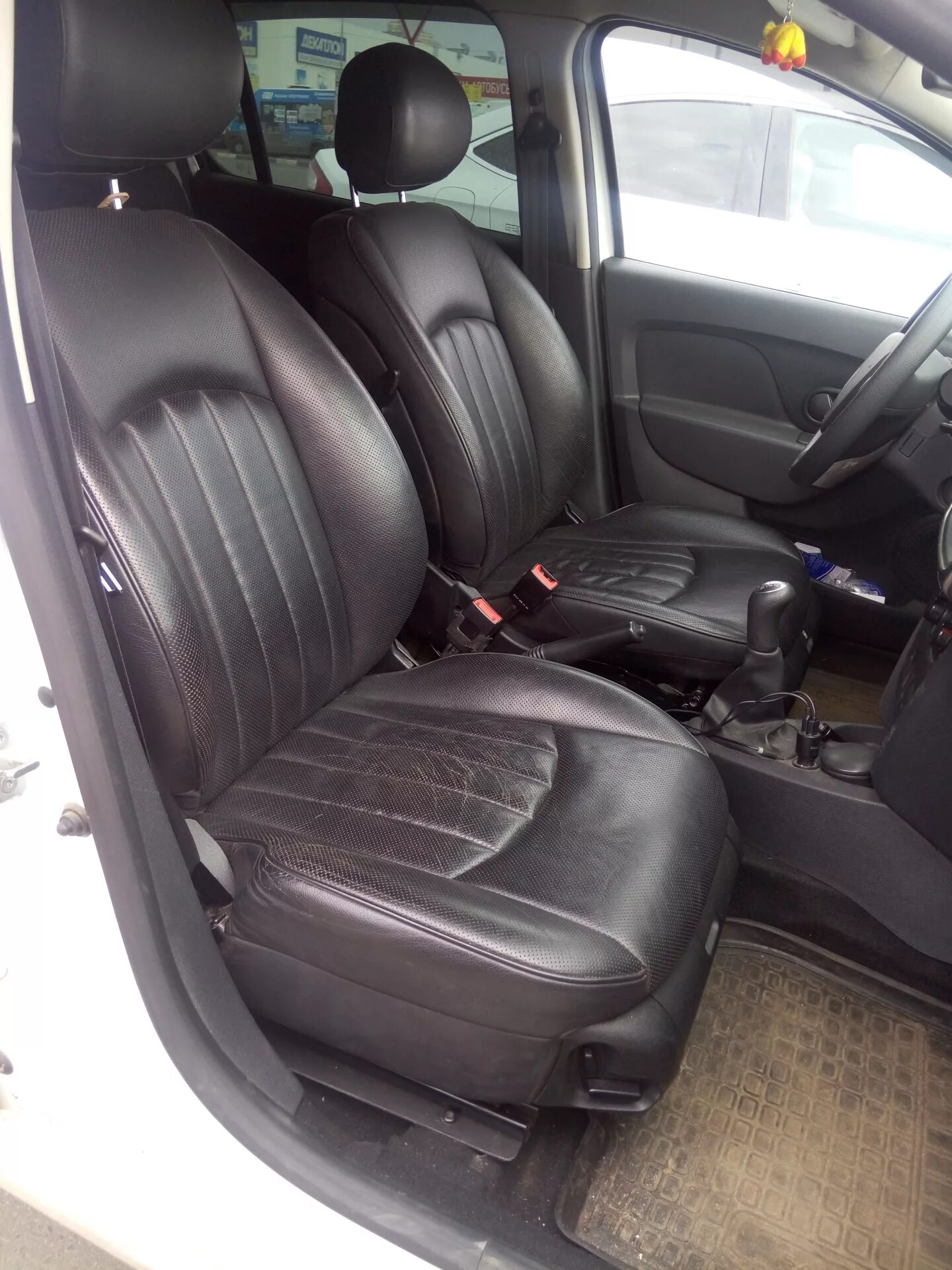 Подставки на сиденье рено логан 2. Сиденья рено логан 1. Какие сиденья подходят на логан 1. Рено сандеро 1 передние сиденья от ауди. Сиденья логан 1.