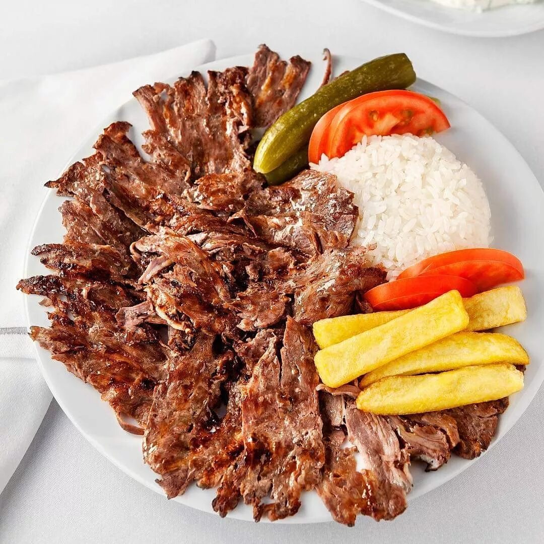 Донер на тарелке. Плов усти донер. Пилав донер. Донар с мясом. Искандер кебаб с рисом.