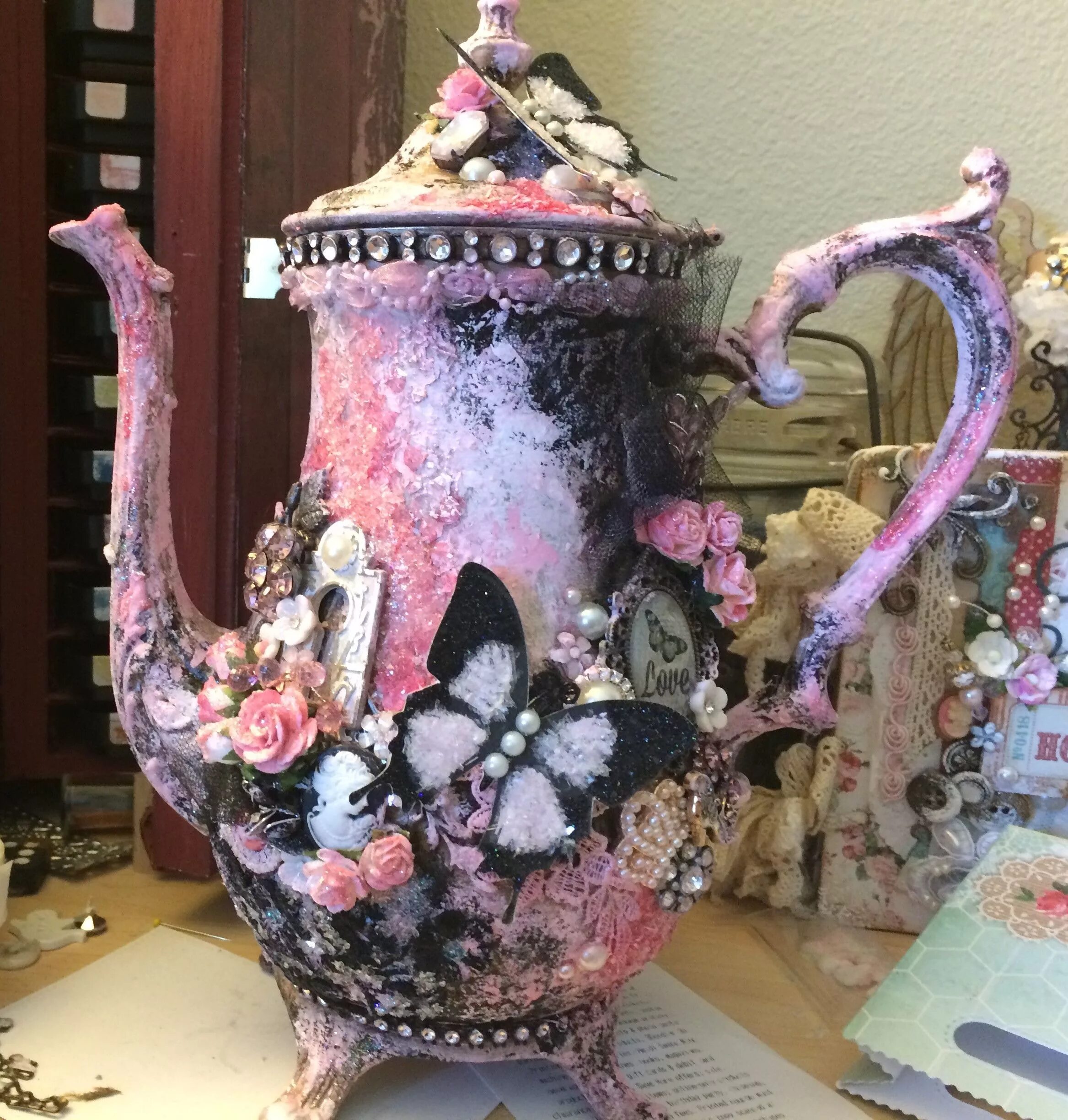 Чайник в саду декор для сада. Декор чайников. Декор чайников. Декупаж чайника. Декор чайника.