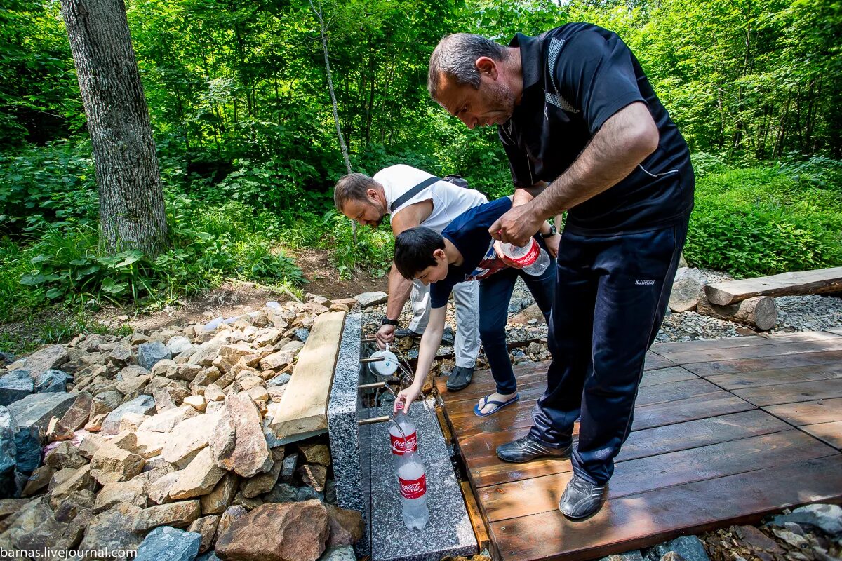 Игру родники. Родники во дворе. Родник во дворе. Родник для воды во дворе. Родник во дворе своими руками.