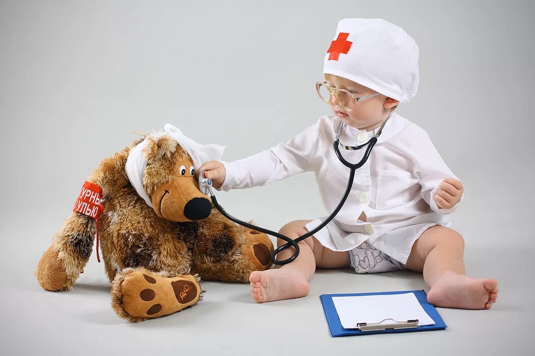 Стали врачами. Ребенок в медицинском халате. Малыш в костюме доктора. Доктор для детей. Дети медики.