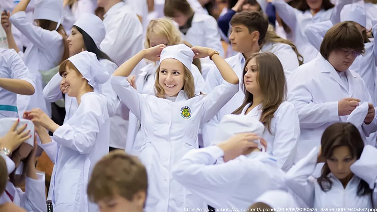 Сколько лет в медицинском институте. Студенты медики. Студент медицинского вуза. Учеба в медицинском. Студенты медицинского колледжа.