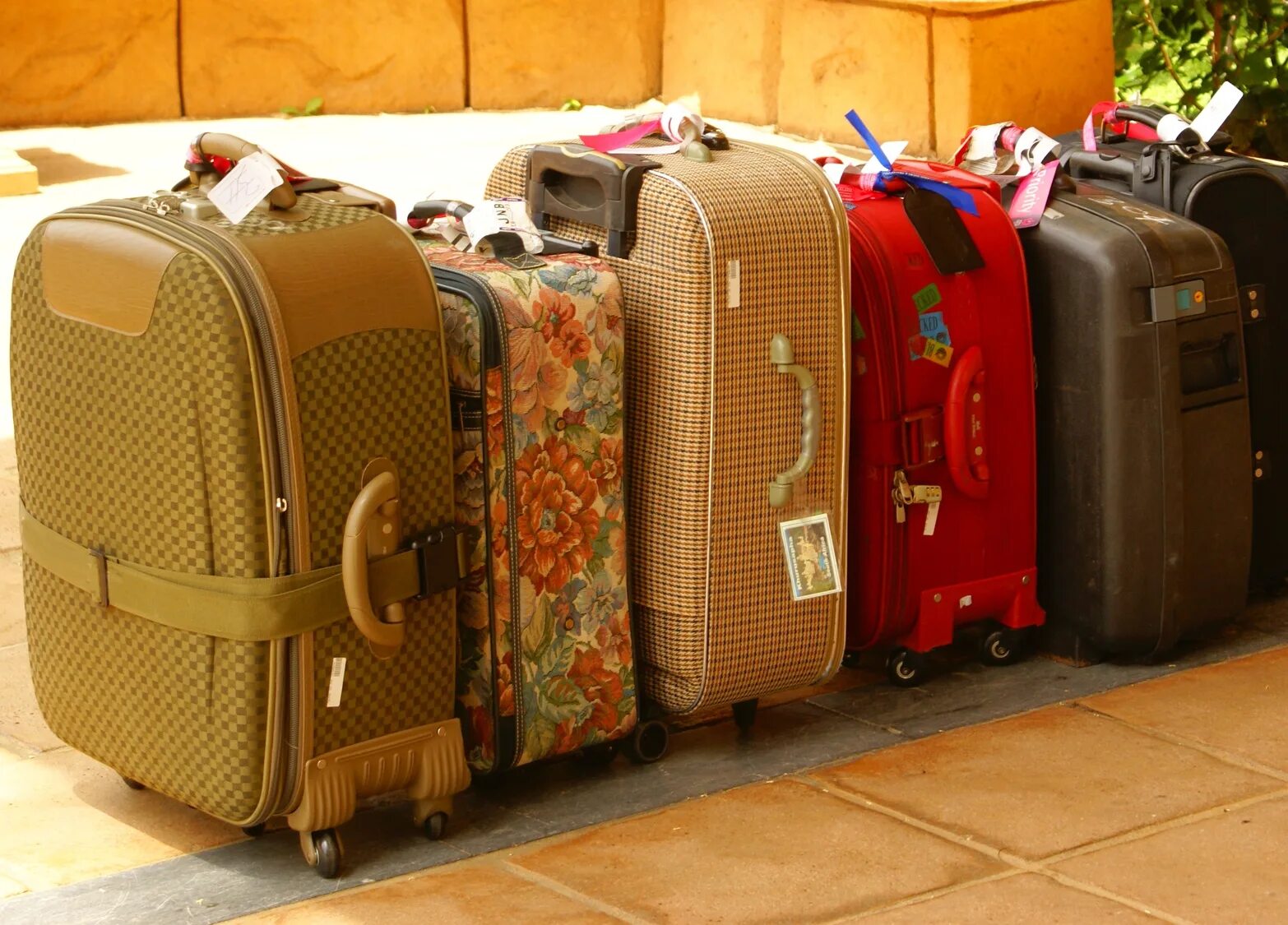 Где оставить чемодан. Чемодан с вещами. Чемоданы много. Собранные чемоданы с вещами. Прикольные чемоданы.