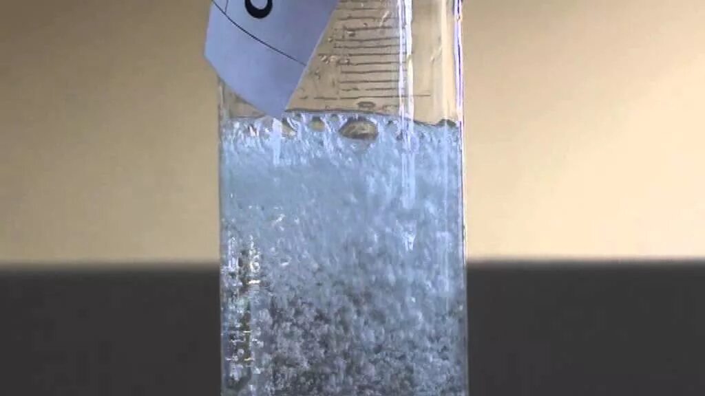 Реакция серной кислоты с содой. Карбонат натрия и соляная кислота. Выделение углекислого газа в пробирке. Раствор воды в пробирке. Бурное выделение углекислого газа.