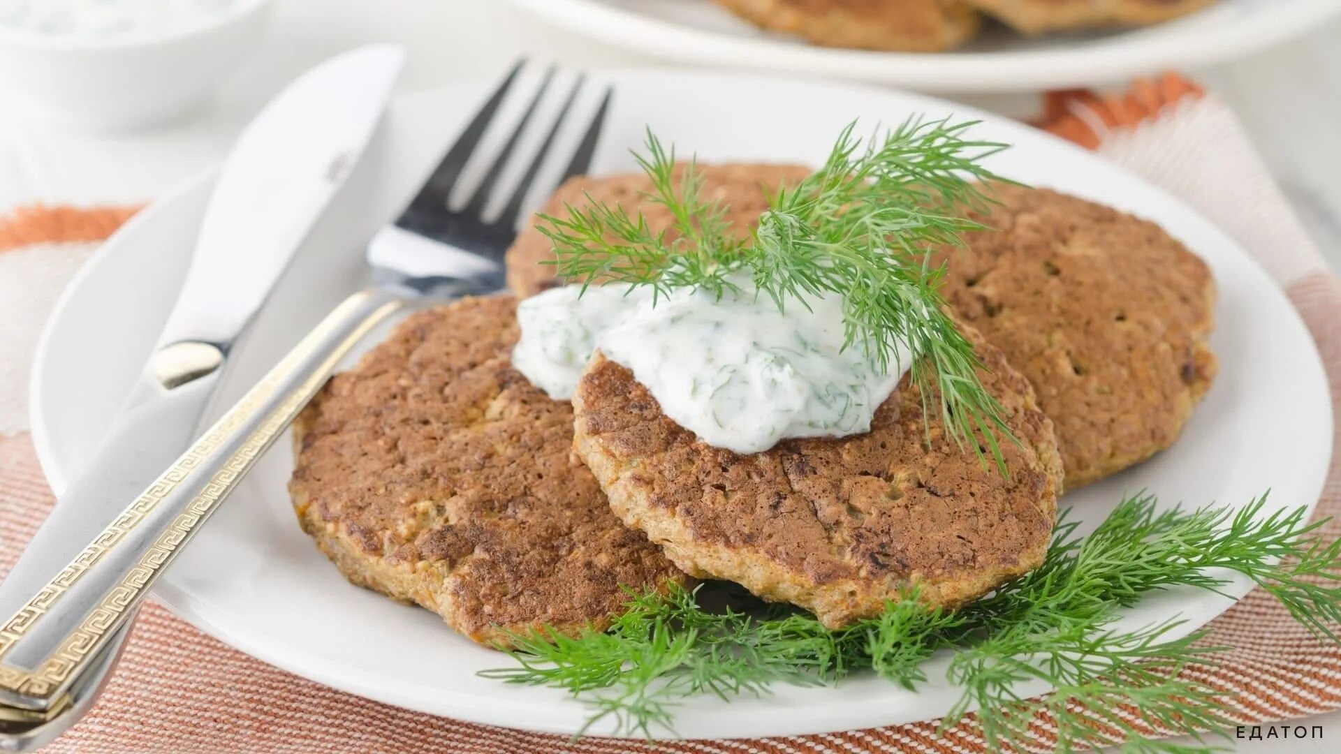 Котлеты из печени куриной на сковороде пышные. Печеночные оладьи. Печеночные котлеты. Оладьи из печени говяжьей. Котлеты из печенки говяжьей.