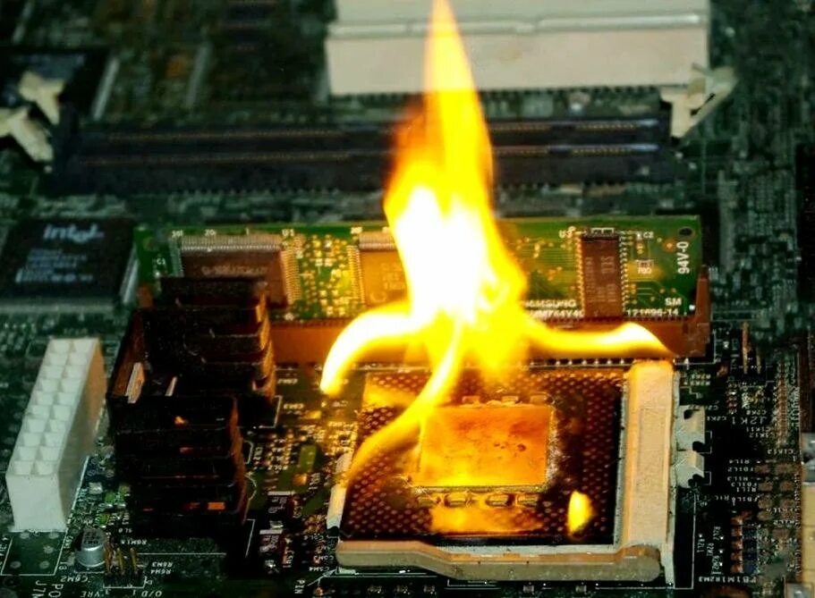 Неисправный процессор. Сгоревшая видеокарта. Прогар чипа на видеокарте. Процессор перегревается. Процессор перегревается.