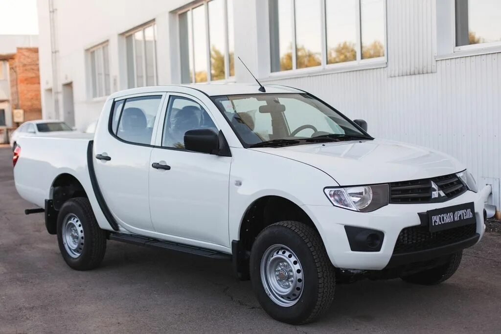 Mitsubishi l200 2022. L200 Mitsubishi 205. Mitsubishi l200 2007 белый. Mitsubishi l200 2010 белая. Артель пороги