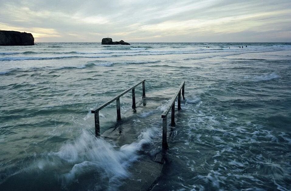 Отлив воды в океане