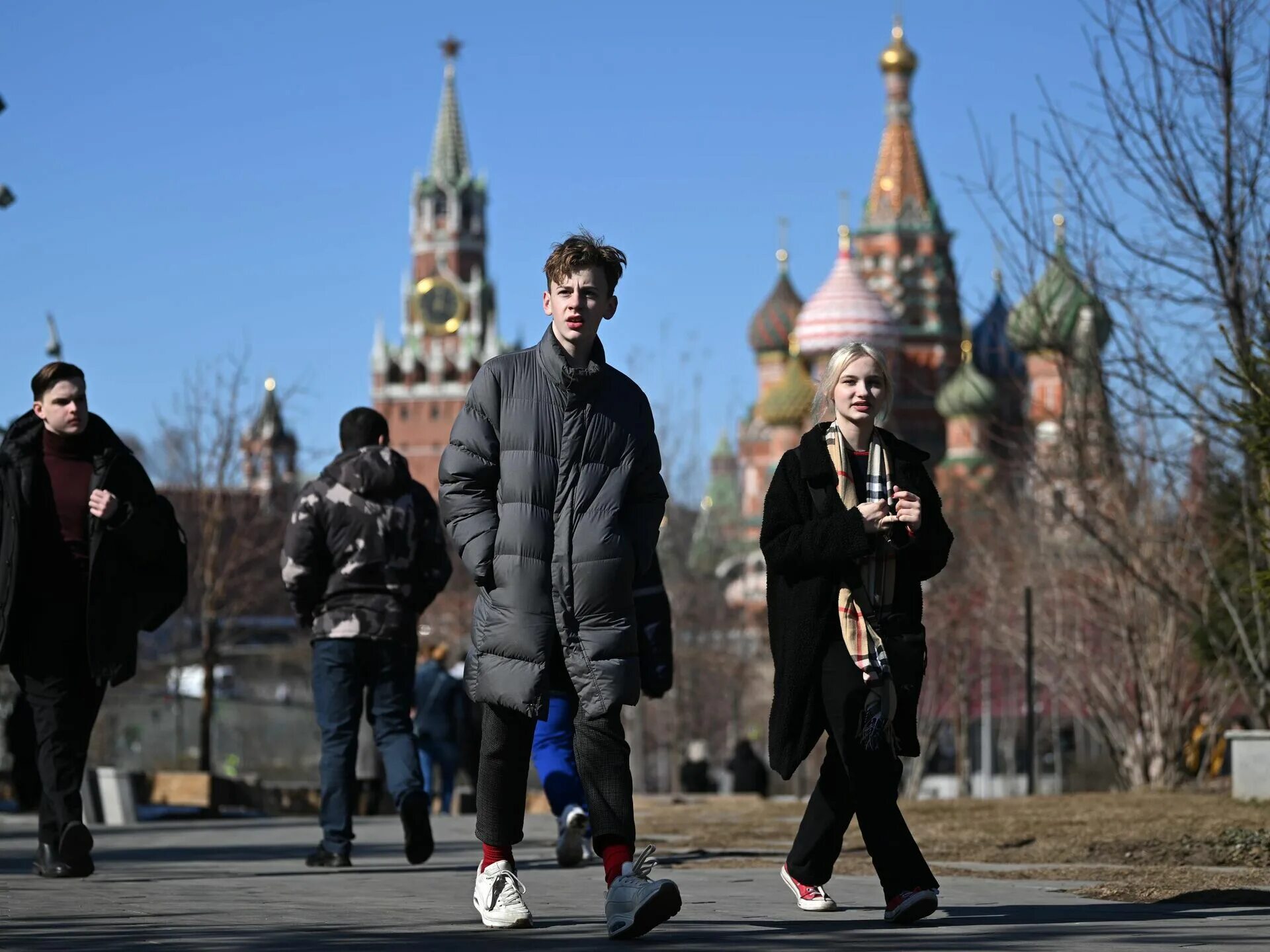 Москва люди. Люди гуляют по Москве. Москва прогулка. Прогулки по Москве. Какой человек живет в москве