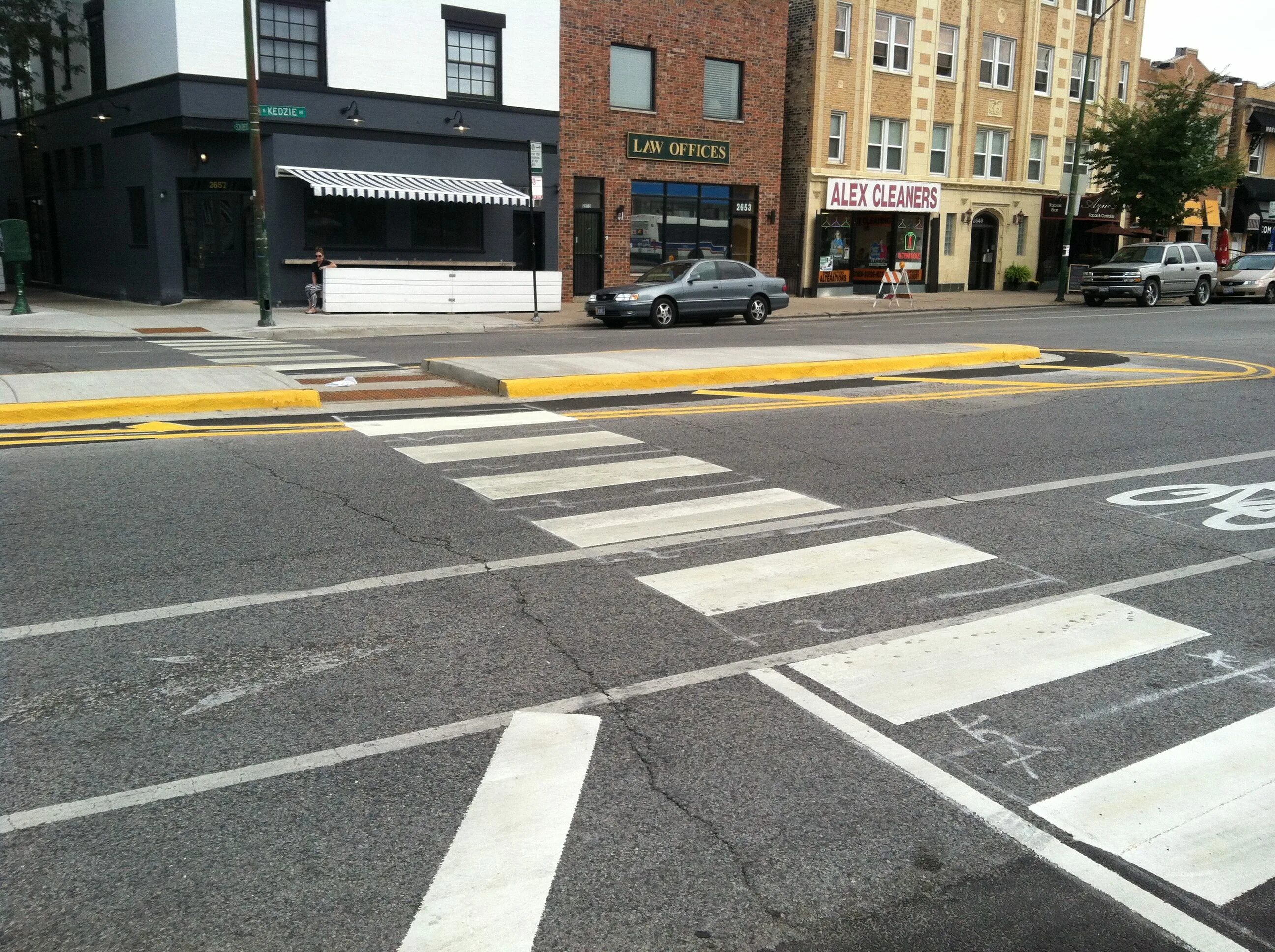 Бордюр пешеходный. Пешеходный переход для инвалидов. Пешеходы на улице. Улица тротуар.