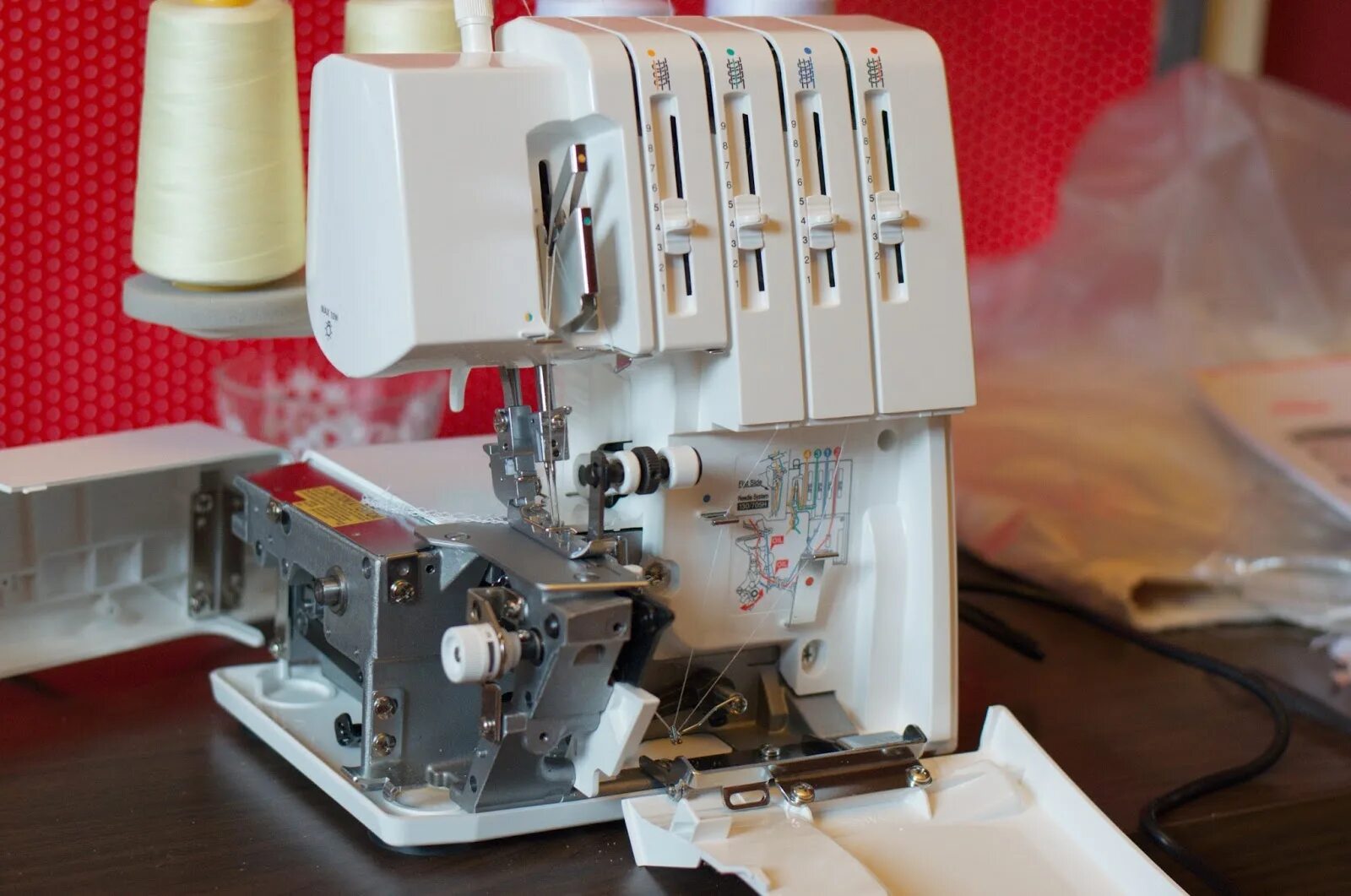 Услуги оверлока. Оверлок Bernina 800dl. Бернина 800 DL. Оверлок Бернина 800. Оверлок Bernina 006d.