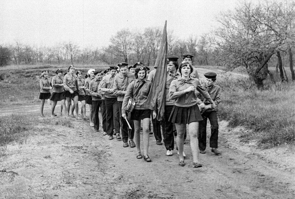 Военно патриотическая игра для пионеров. Зарница в пионерском лагере. Военно патриотические игры для школьников. Военно спортивная игра зарница в ссср. Военно патриотическая игра для пионеров.