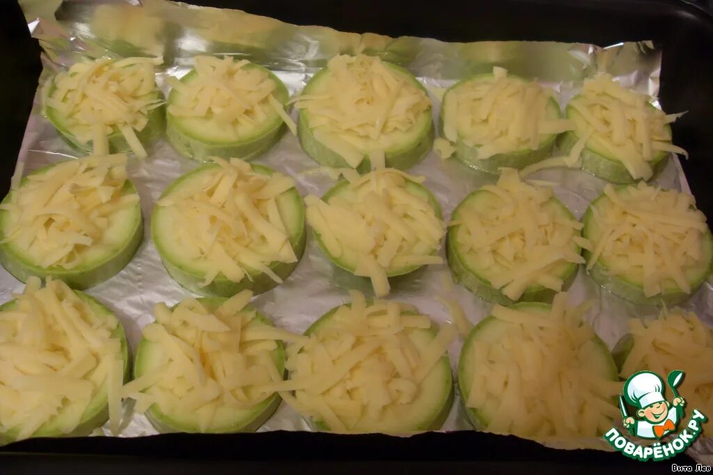 Кабачки под шубой в духовке. Закуска из кабачков с сыром и помидорами. Кабачки с сыром и чесноком. Кабачки фаршированные в духовке при диете. Кабачки под шубой в духовке.