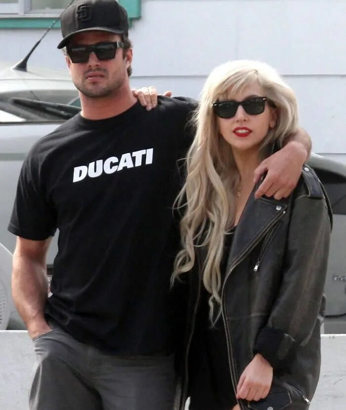 С кем встречается леди гага FOTO Zazvonil zvonec a klebetám je koniec: Gaga kašle na Bradleyho! TOTO je jej