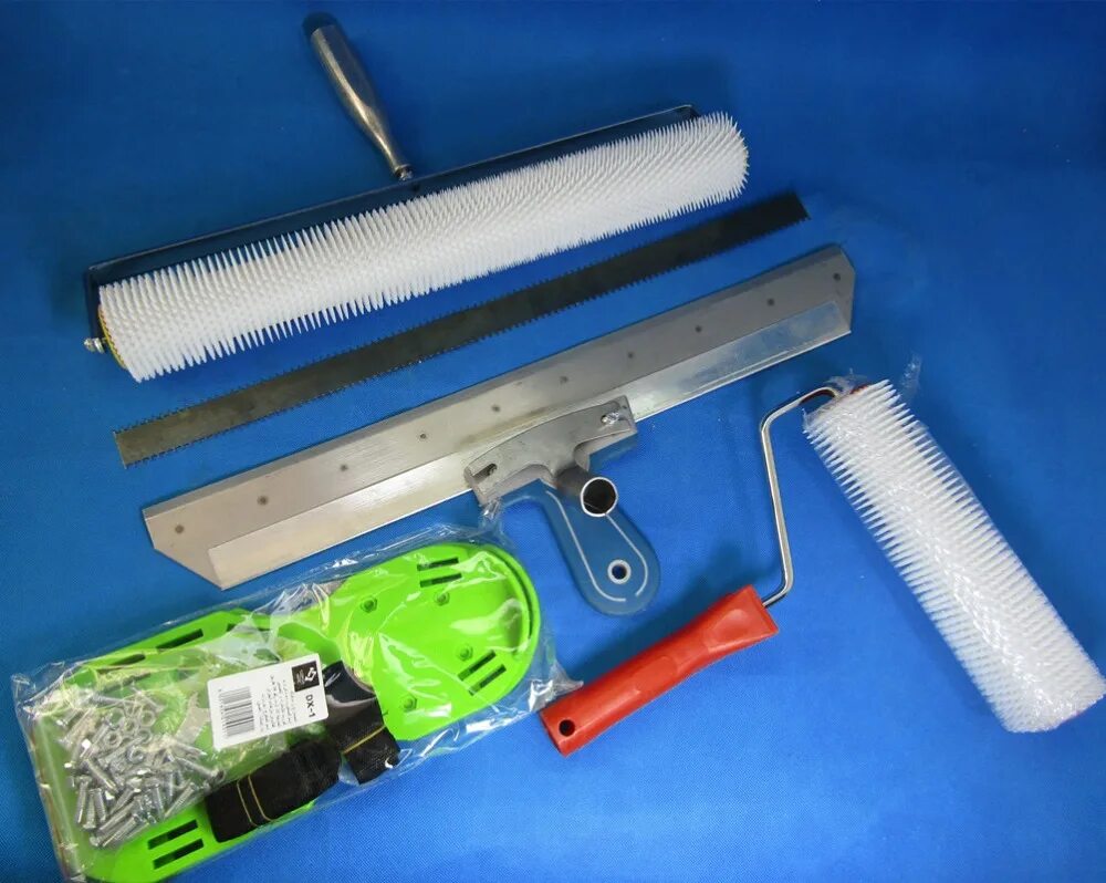 Инструмент для заливки наливного пола. Wakol ракель 56 см. Инструмент для бетонирования пола. Валик игольчатый для наливного пола метал. Выравниватель-ракля для наливных полов comensal 800 мм 400-01.