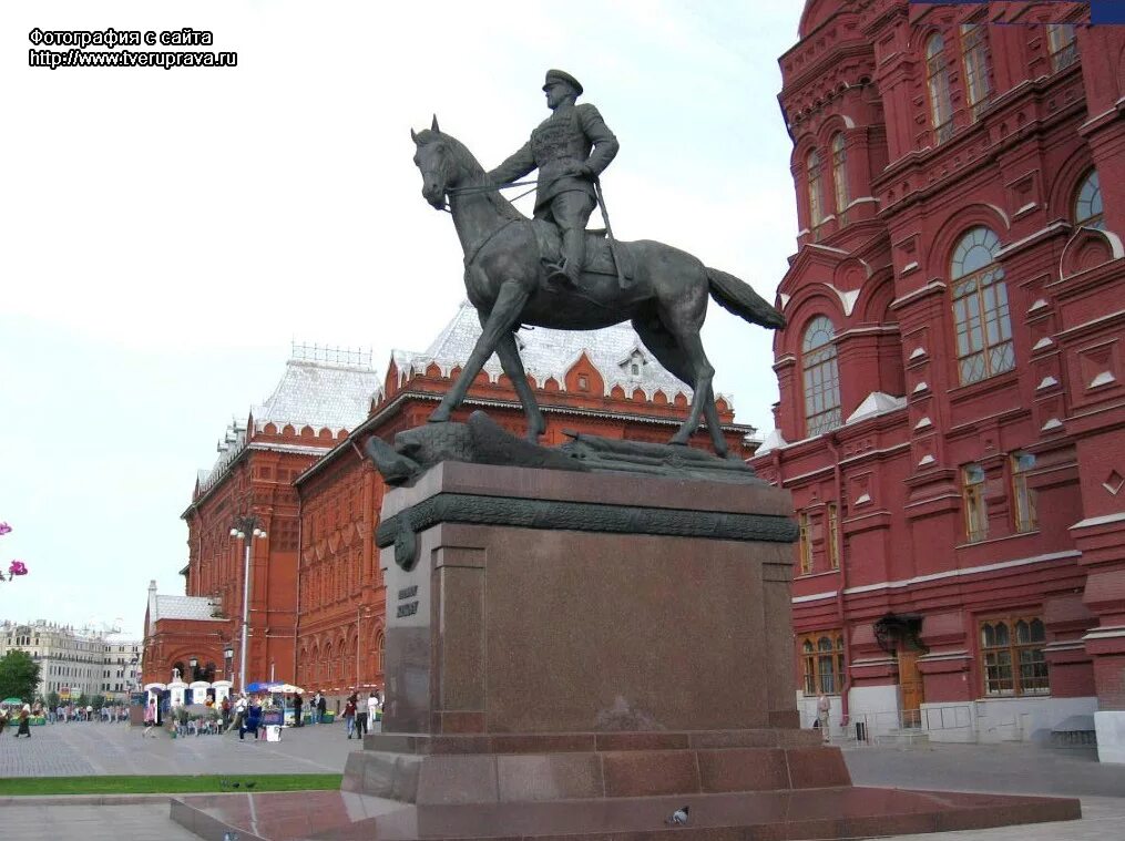 в каком памятнике есть музей. памятник георгию константиновичу жукову. памятник маршалу жукову в александровском саду. памятник г к жукову на манежной площади в москве. памятник маршалу жукову.