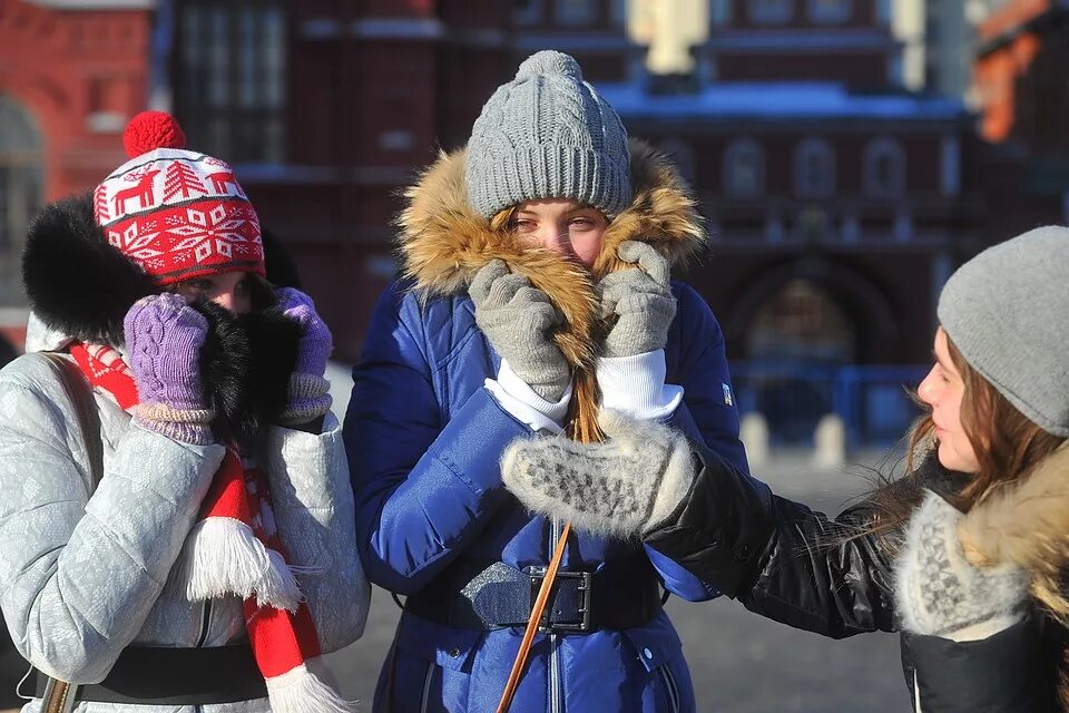 Сильный мороз в городе. Люди зимой на улице. Люди в городе зимой. Морозы в Москве. Люди в Москве зимой.