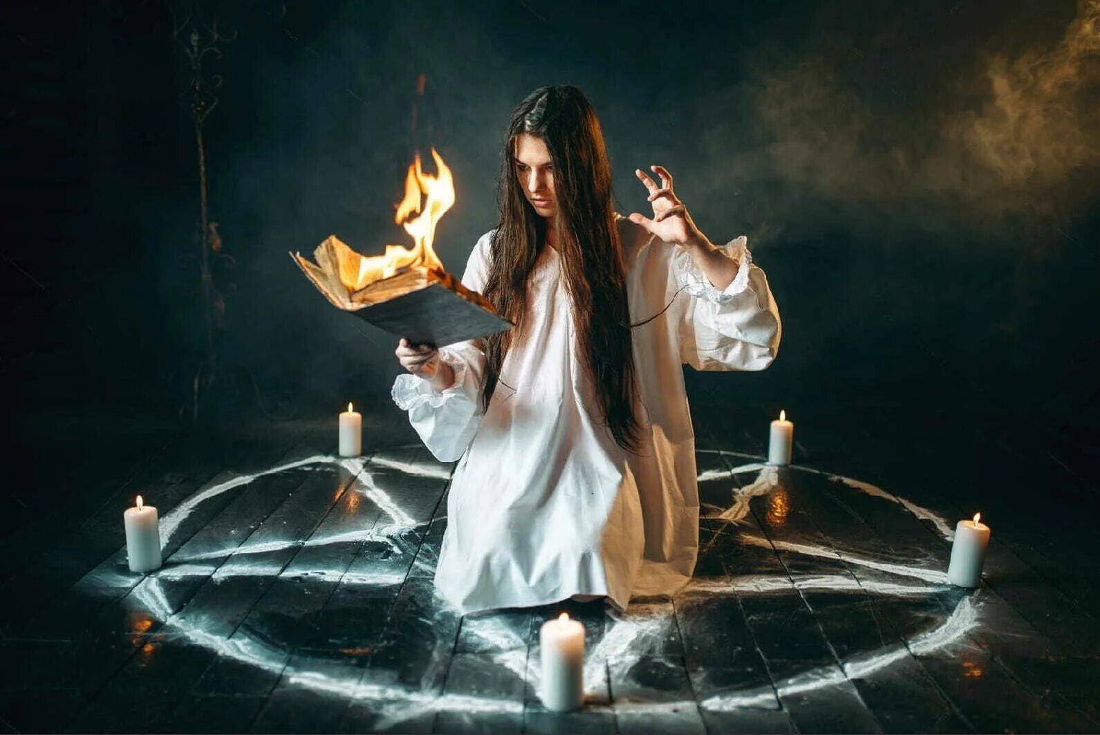 Красивая ведьма. Колдунья в лесу. Красивая ведьма. Современная ведьма. Ведьмина помощь.