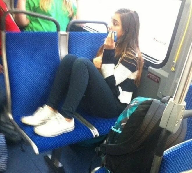 Девочка в автобусе. Ножки в автобусе. Босиком в общественном транспорте. Девушки подростки в общественном транспорте. Ноги на сиденье в автобусе.