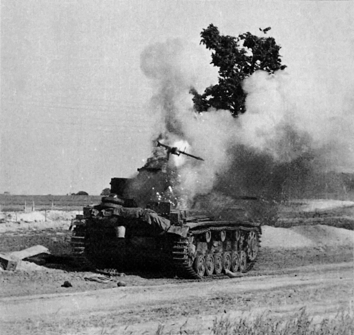 Подбитый вражеский танк. Танк немцев 1941-1945. подбитые танки вов 1941-1945. танки германии 1941-1945г.