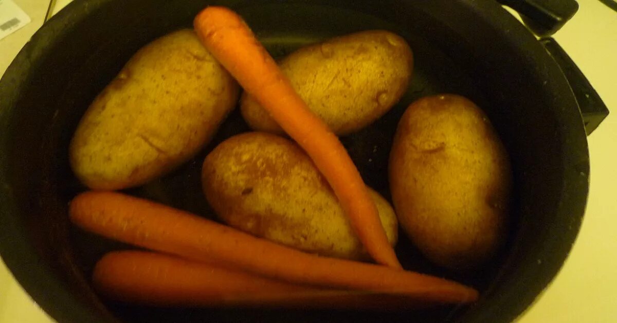 Оливье сколько картофеля. Варка картофеля и моркови. Как варить картошку и морковку. Оливье отварить картошку и морковь. Как варить овощи для Оливье.