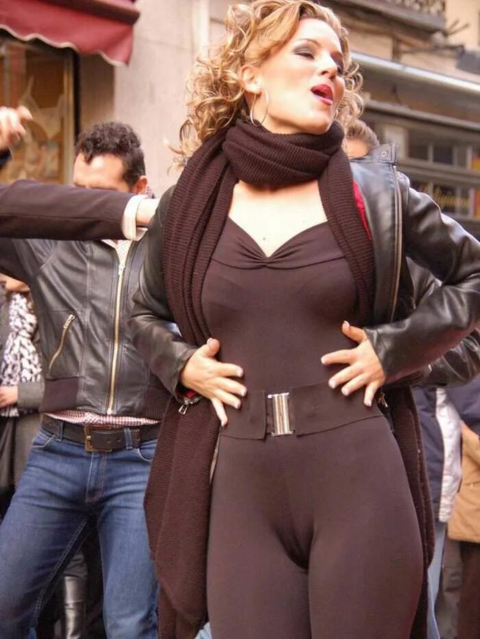 Видно через одежду. Верблюжье копытце. Губы через одежду. Верблюжье копытце. Губы через одежду.