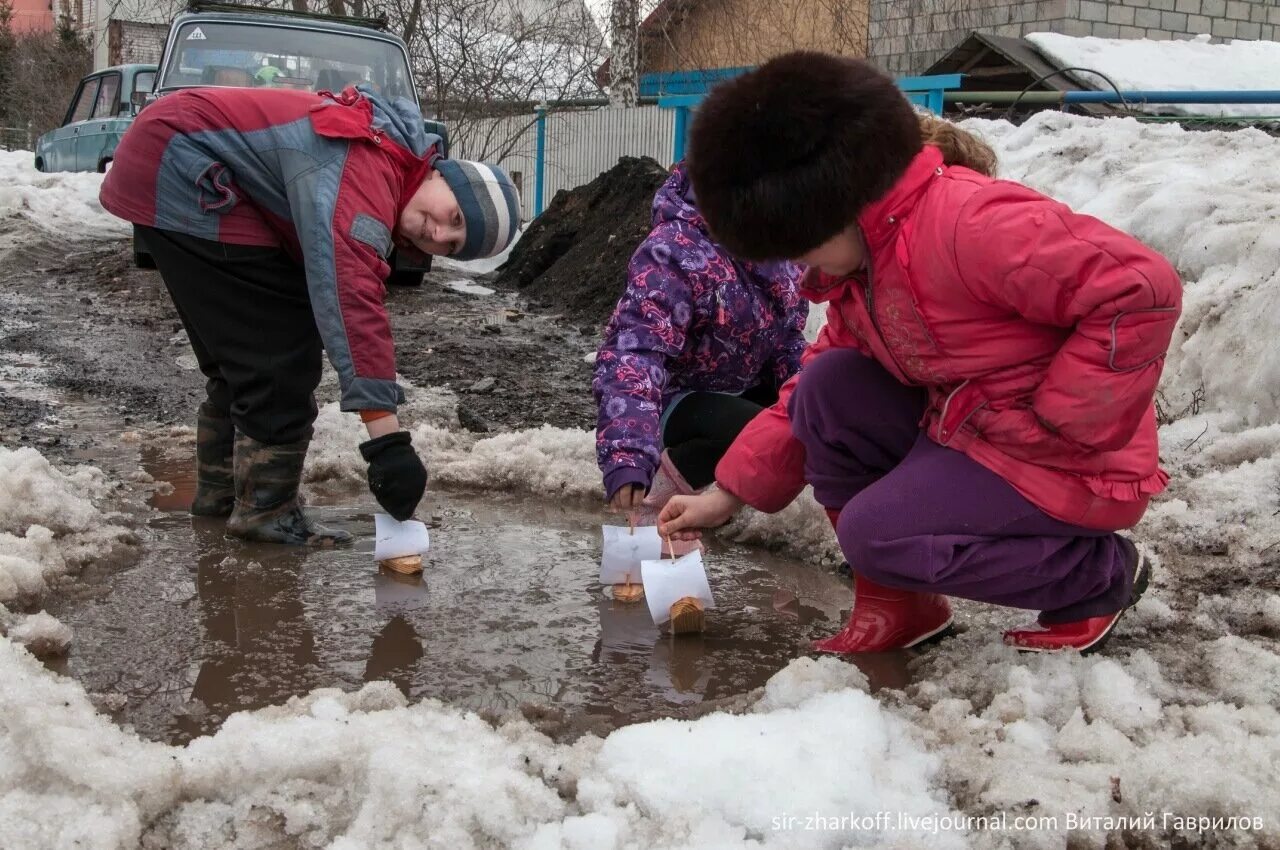 Почему весной на улице. Отражение женщины в апрельских лужах в городе фото.