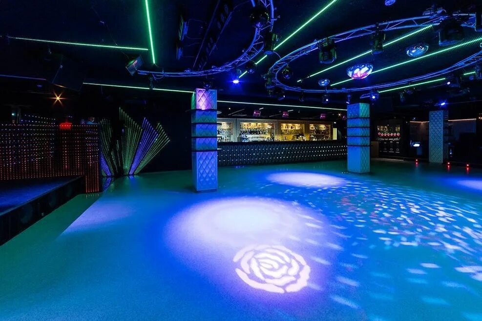 Ночной клуб соло петрозаводск. Круб. Клуб соло петрозаводск. Вечеринка без людей. Ночной бар с танцполом.