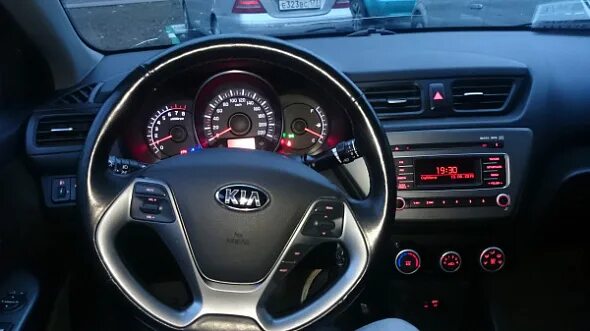 Купить б/у Kia Rio III 1.4 MT (107 л.с.) бензин механика в Москве: жёлтый Киа Ри