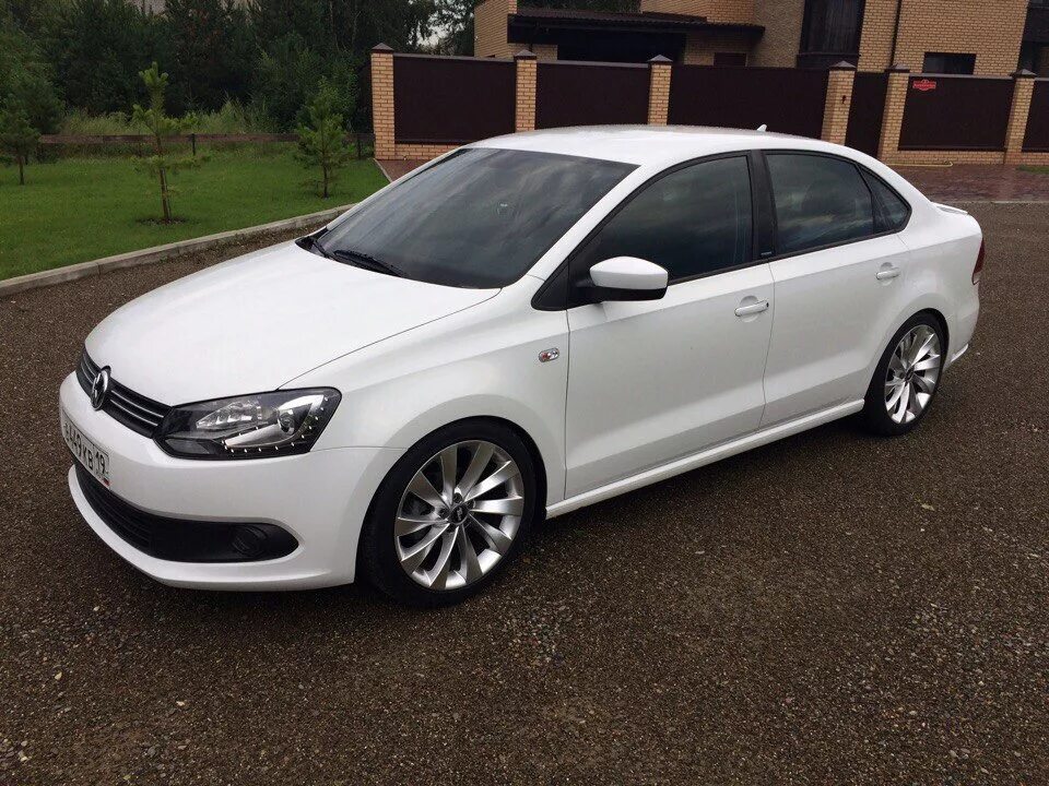 Vw polo -50 r17. 215/45 r16 6. Фольксваген поло r17. Polo sedan r17. Vw polo borbet 17.