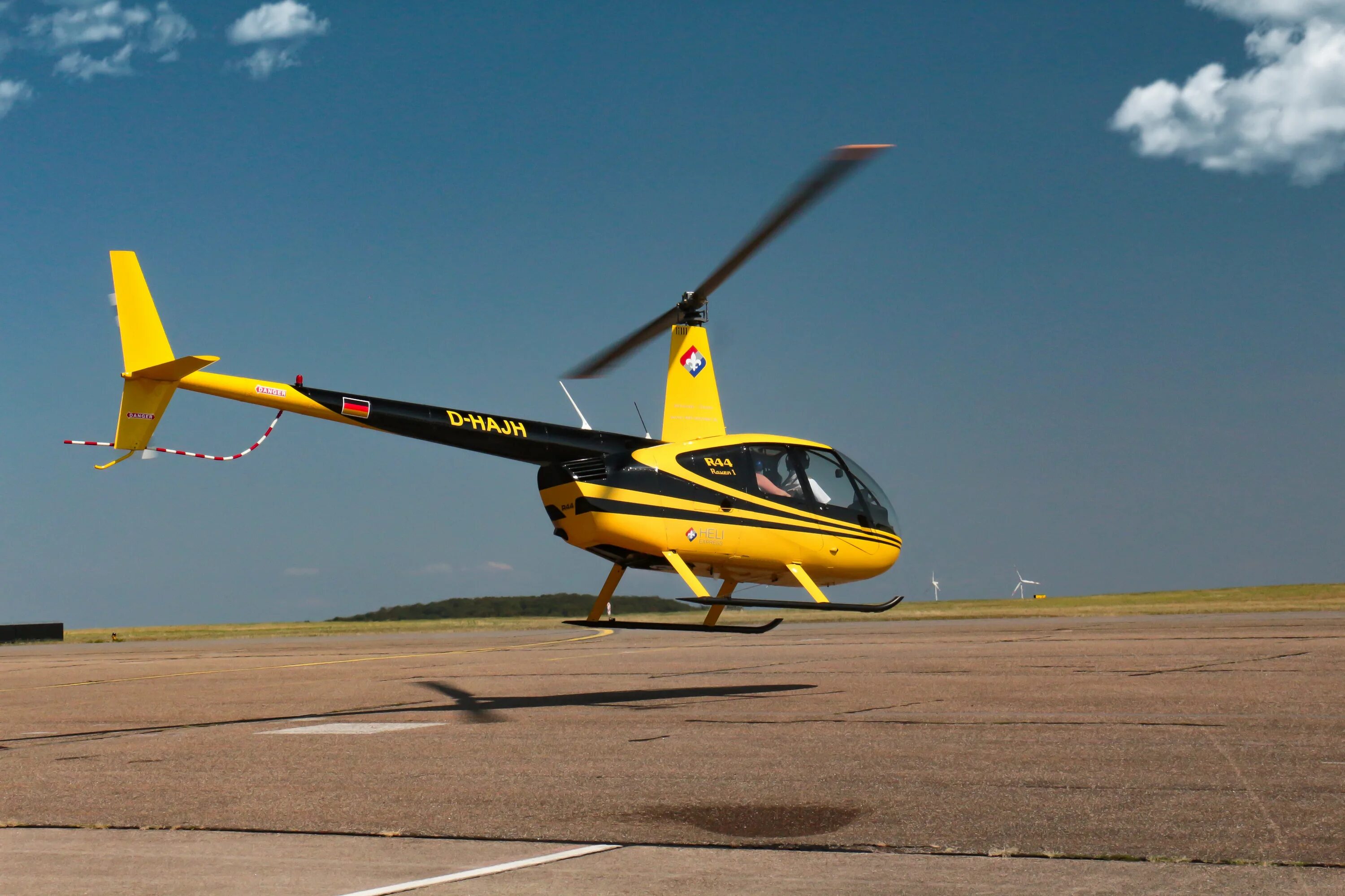 Robinson r44 фото. Желтый хеликоптер. Желтый вертолет самолет. Воздушный транспорт «вертолет».