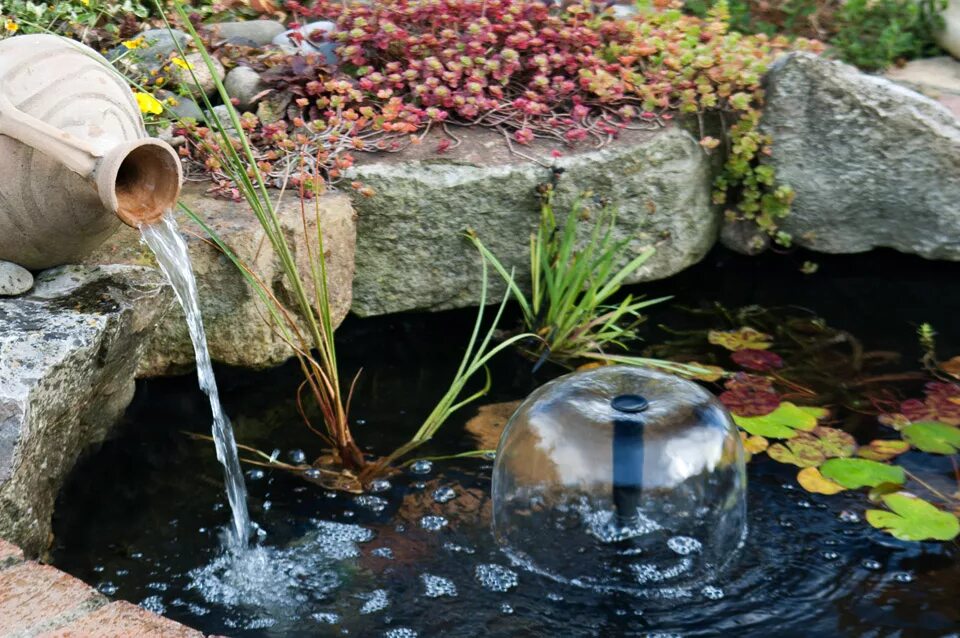 Water fountain перевод на русский. Фонтан для пруда. Пластиковая чаша для пруда. Пруд пластиковый с фонтаном. Декор пластикового пруда в саду.